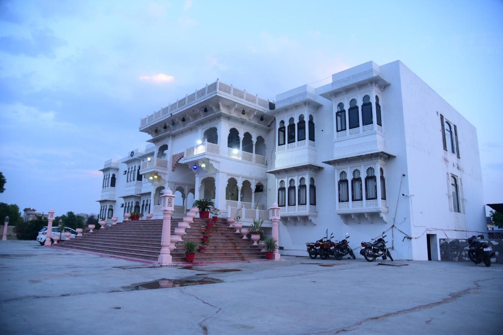 Tej Mahal Palace Bandikui Exterior foto